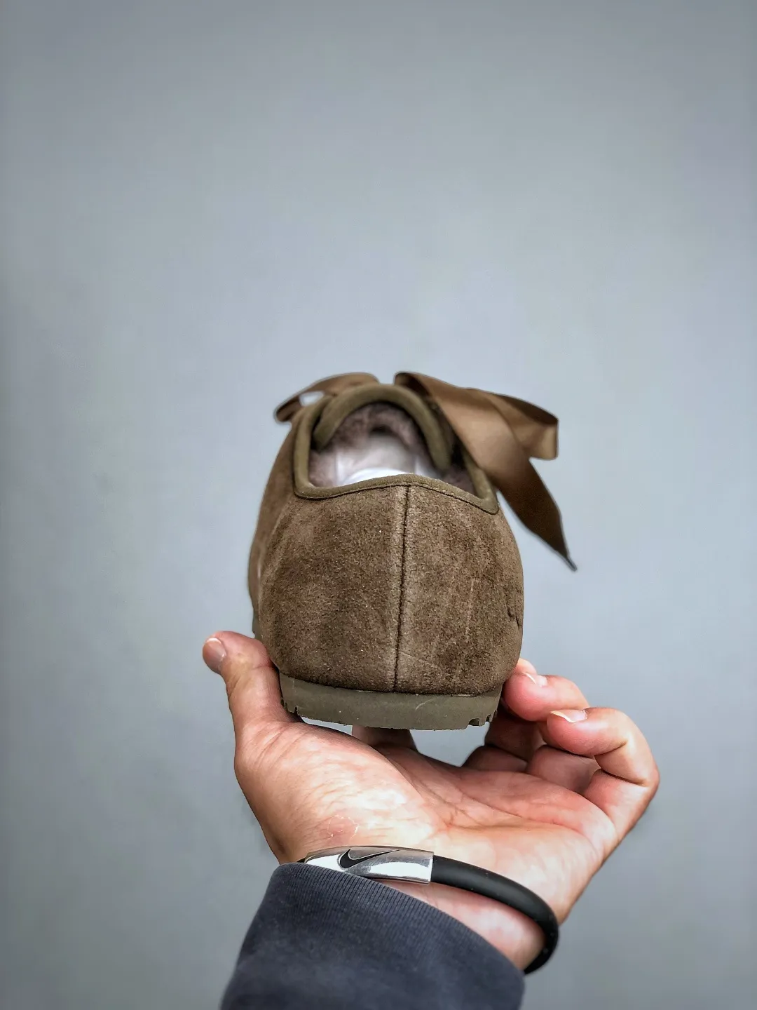 Local self-pickup 💰520 supports store release. The best-selling model on the entire network at the end of the year, UGG Mary Jane Mule slippers, 1.5CM thin sole, women's model, Xiaohongshu hot model, produced by a major foreign trade factory in Guangzhou, from toe to insole, real sheep fur, independent outer box packaging, craftsmanship, different from any version on the market, 1.5Ccm thin sole, independent original development of outsole, cashmere insole, keeping warm in winter, going out, and a very suitable choice for home use. This year uug launches a style series Partly catered to the preferences of young consumers, it has also moved to the forefront of fashion trends. Shoe body material: suede upper, 17mm UGGPURE™ implanted wool insole, lightweight non-slip and comfortable rubber outsole, with brand LOGO and trademark, with full packaging Size: 35-40